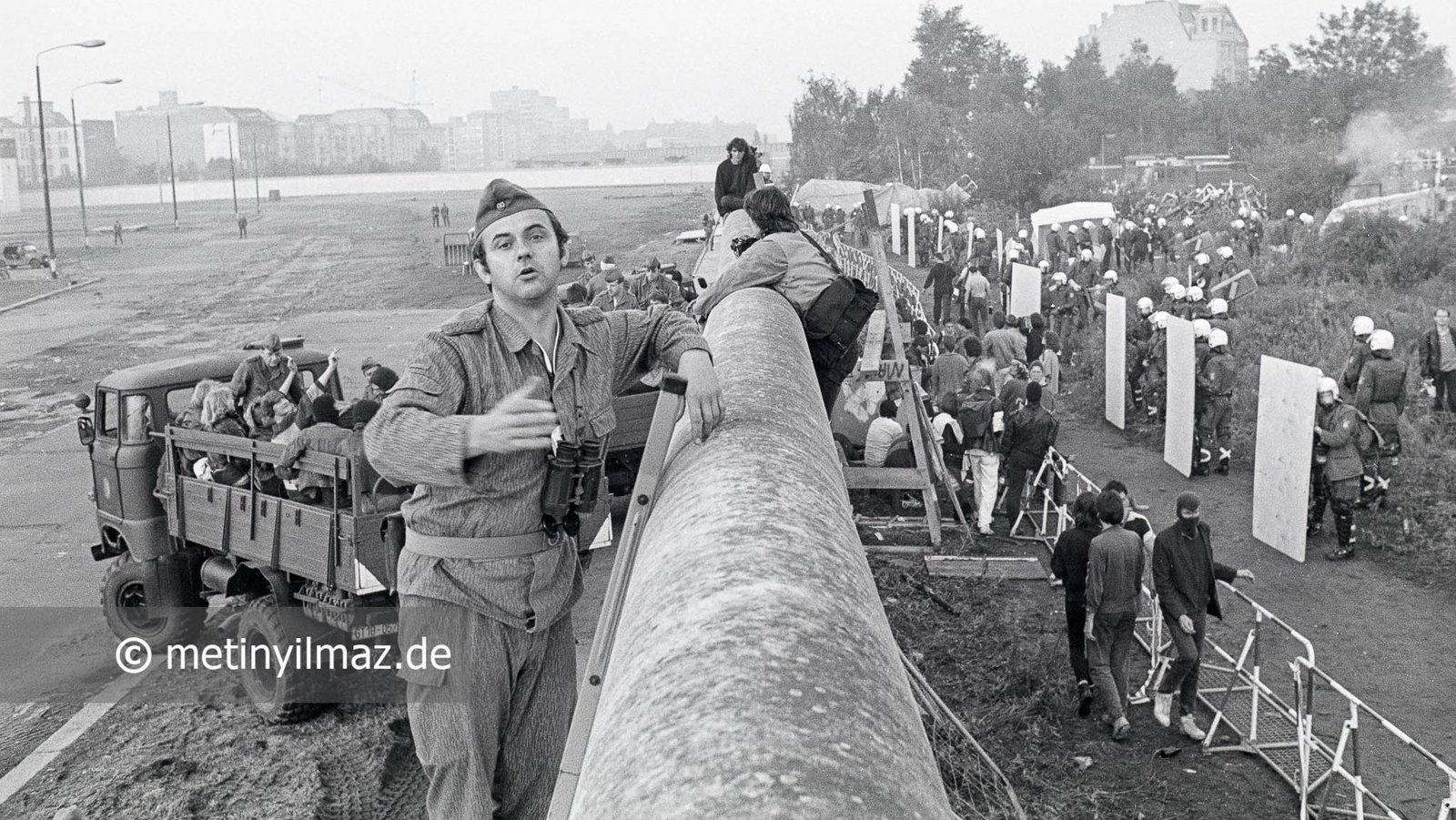 Flucht nach Ost-Berlin: Räumung des Lenne-Dreiecks BERLIN, 01.07.1988: Das "Lenné-Dreieck" wird geräumt. 200 Besetzer flüchten über die Berliner Mauer nach Ost-Berlin.